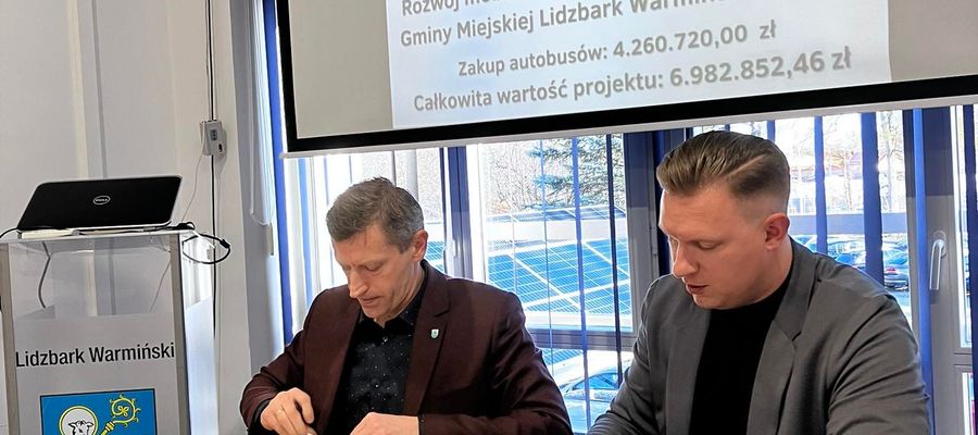 Burmistrz Jacek Wiśniowski podpisuje umowę z przedstawicielem firmy Busnex