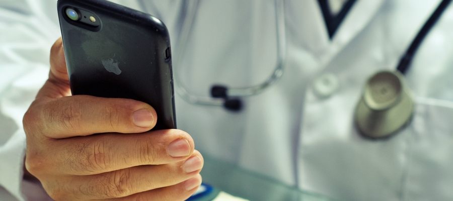 W rejestracji w przychodni muszą odebrać telefon od pacjenta