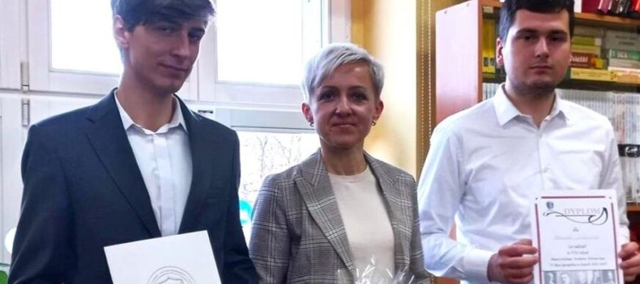 Z lewej strony Tomasz Budniewski (zdobywca I miejsca), nauczyciel Sylwia Tomanek oraz Aleksander Wesołowski (drugi reprezentant szkoły w konkursie)