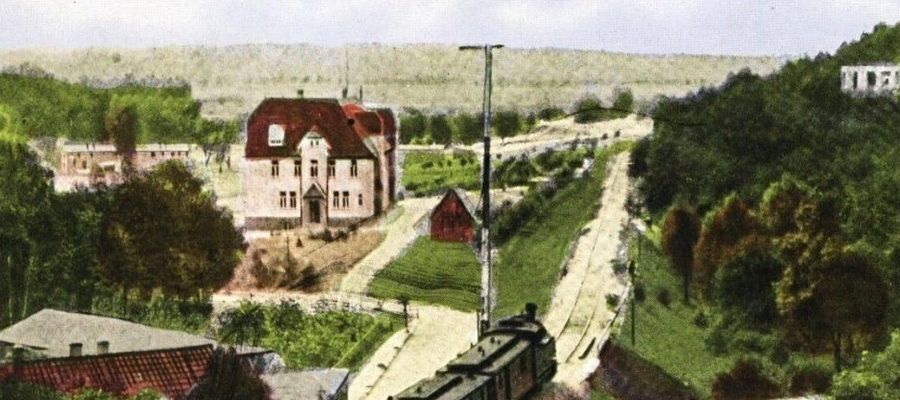 Widok dominującego w krajobrazie budynku Szpitala Powiatowego w pierwszych latach jego istnienia oraz linia kolejowa