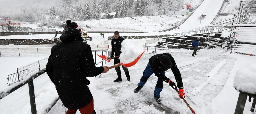 Ruch na Wielkiej Krokwi przed zawodami Pucharu Świata. Na Podhalu spadł śnieg, co znacznie ułatwiło przygotowanie obiektu 
