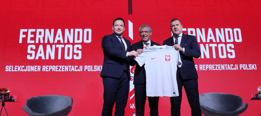 Fernando Santos (C), prezes Polskiego Związku Piłki Nożnej Cezary Kulesza (P) oraz sekretarz PZPN Łukasz Wachowski podczas konferencji prasowej na stadionie PGE Narodowym