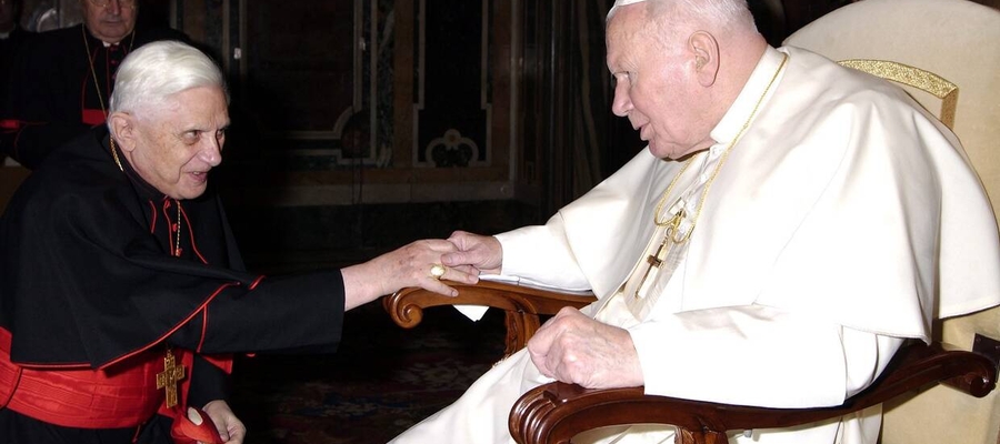 Kardynał Joseph Ratzinger i Ojciec Święty Jan Paweł II (2005 rok).