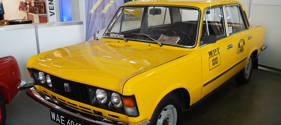 Polski Fiat 125p stylizowany na taksówkę z serialu "Zmiennicy" na Motor Show Poznań 2016