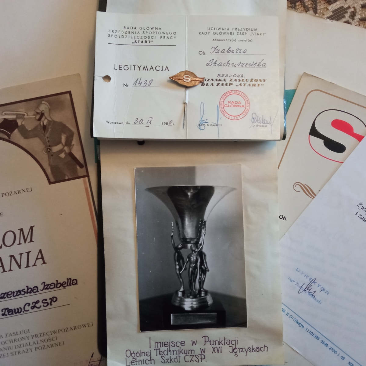 Fragment pamiątkowej kolekcji p. Izy Stachurzewskiej i jej sportowego dziedzictwa