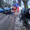 Zderzenie czołowe dwóch samochodów. Sześć osób rannych [ZDJĘCIA]