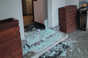 Pijany 21-latek zdemolował drzwi restauracji na olsztyńskiej starówce. Policjanci zatrzymali go na gorącym uczynku