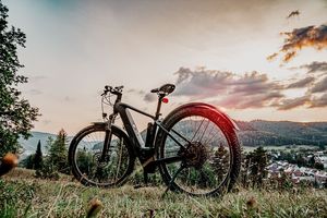 Co należy brać pod uwagę wybierając elektryczny rower górski?