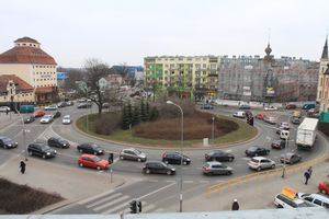 Naprawa drogi na zjeździe z ronda Bema w Olsztynie potrwa jeszcze kilka dni. Kierowcy muszą uzbroić się w cierpliwość