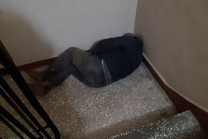 Wpadł, bo zasnął na klatce schodowej
