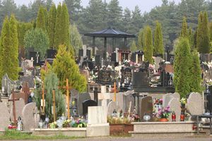 Ceny za pochówek na cmentarzach w Olsztynie i Dywitach znacznie wzrosną. Radni uchwalili nowy cennik