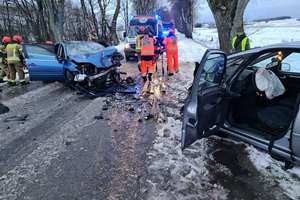 Droga nr 504: Zderzenie czołowe dwóch samochodów osobowych w Milejewie. Sześć osób rannych [ZDJĘCIA]