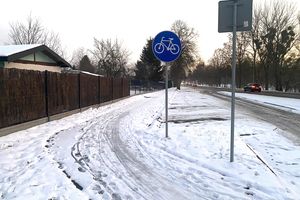 Odśnieżanie ścieżek rowerowych nie jest w Elblągu priorytetem. Co ma zrobić rowerzysta, gdy ścieżka rowerowa jest nieprzejezdna?