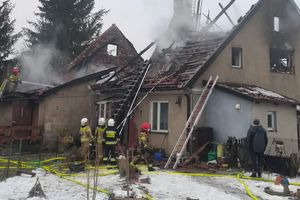 Pożar w Mysłakach w gminie Miłakowo. Dwie rodziny straciły dach nad głową