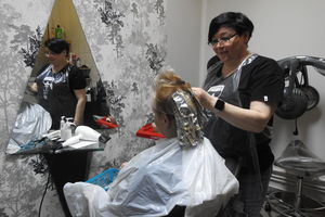 Zmieniały się trendy we fryzjerstwie, ale podejście pani Basi do klientek zostało takie samo