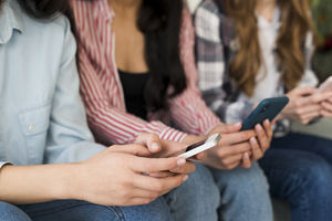 Czy telefony komórkowe powinny być zakazane w szkołach? [SONDA]