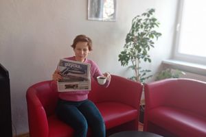 Kawa i herbata na czerwonej kanapie w miejskiej bibliotece