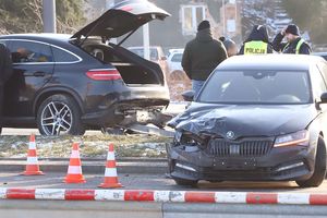 Zderzenie trzech aut na al. Sikorskiego w Olsztynie. Utrudnienia w ruchu