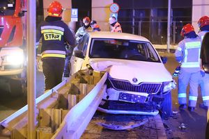 Kierowca skody nabił się na bariery na wiadukcie przy ul. 1 Maja w Olsztynie. Jeden pas ruchu jest zablokowany