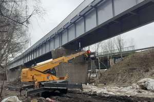 Trwa remont mostu kolejowego nad rzeką Elbląg [ZDJĘCIA]
