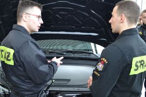 Volvo Nord Auto przekazuje JRG w Olsztynie specjalistyczny sprzęt, który jest niezbędny podczas wypadków z udziałem samochodów elektrycznych