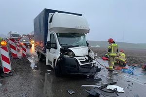 Wypadek busa i ciężarówki na DK15 w Rożentalu
