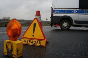Tragiczny wypadek w Ruminku pod Rynem, 19-latek zginął na miejscu. DK 59 zablokowana