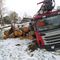 Ciężarówka z drewnem przewróciła się do rowu. Ruch wahadłowy na wyjeździe z Olsztyna