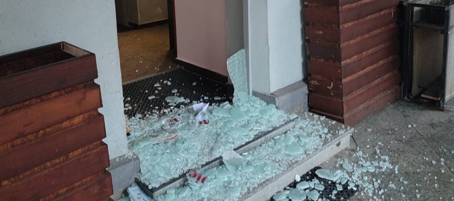 Pijany mężczyzna zdemolował drzwi jednego z olsztyńskich lokal