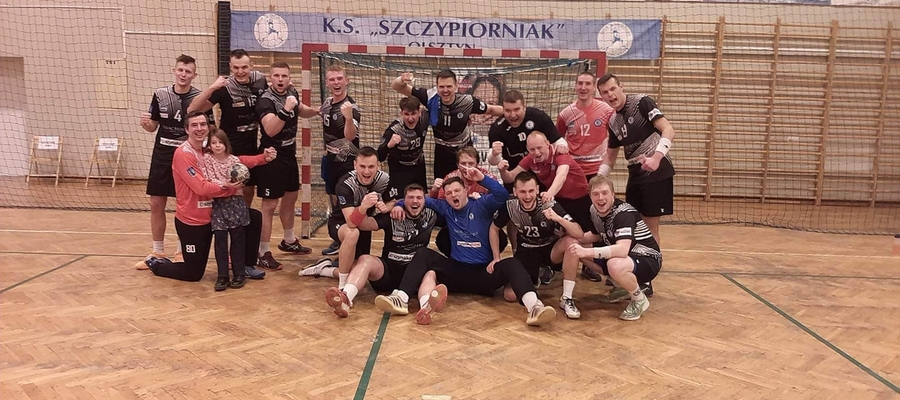 Radość drużyny z Iławy po wygranych derbach w Olsztynie