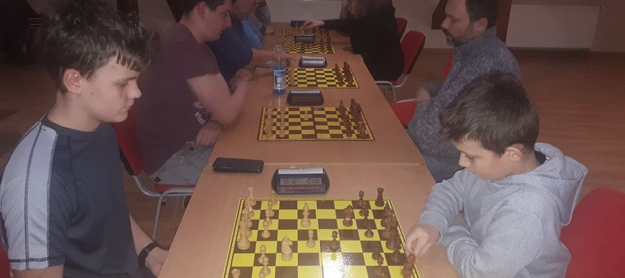 Grono szachistów zasilają młodzi