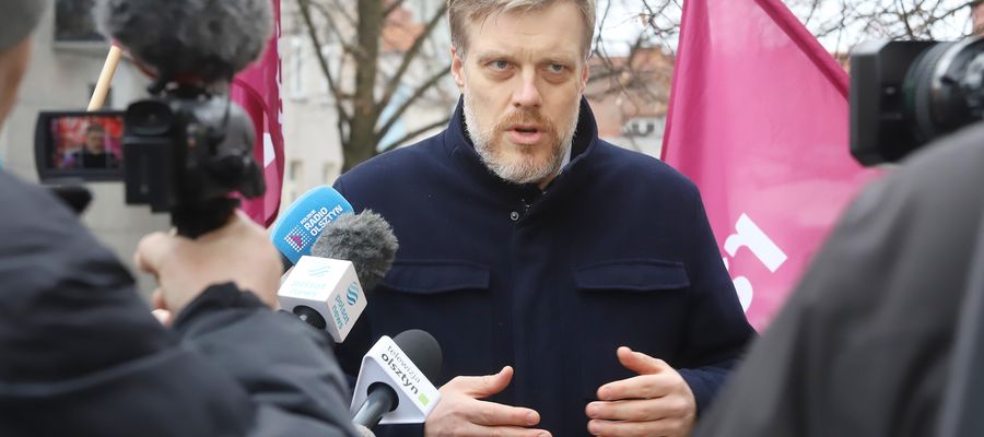 Adrian Zandberg (Razem) podczas protestu w Olsztynie