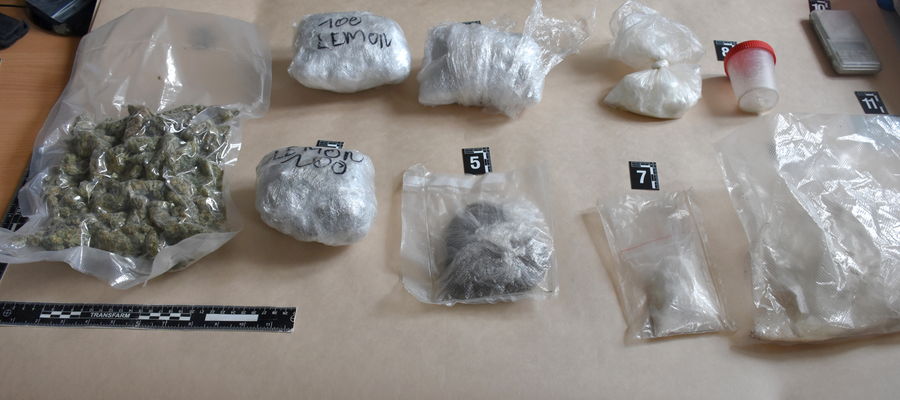 W domu mieszkańca gminy Biała Piska policjanci znaleźli i i zabezpieczyli prawie 800 g narkotyków w postaci marihuany i amfetaminy
