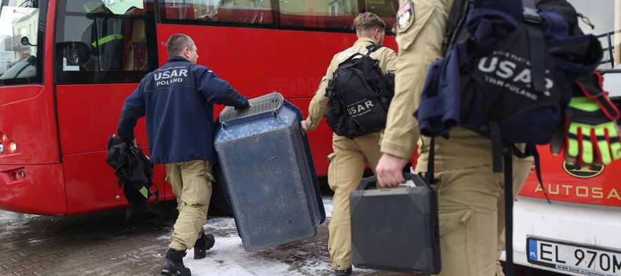 Do Turcji na misję ratowniczą po trzęsieniu ziemi wyleciała grupa poszukiwawczo-ratownicza HUSAR Poland - 76 strażaków Państwowej Straży Pożarnej i 8 wyszkolonych psów