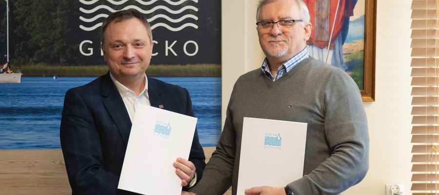 Burmistrz Giżycka Wojciech Karol Iwaszkiewicz i dyrektor ZSKŚiA Jarosław Kulhawik podczas spotkania w sprawie podpisania porozumienia