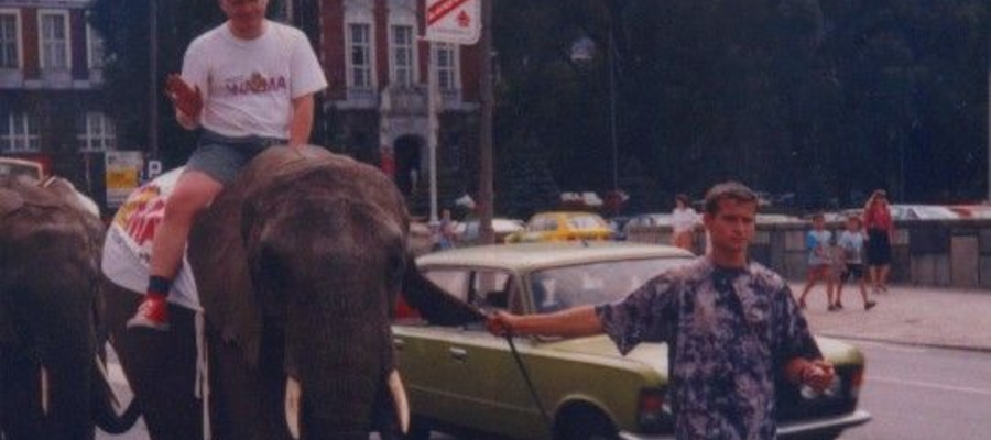 Dr Wojciech Szalkiewicz podczas jazdy na słoniu — "Wyróżnij się, lub zgiń"