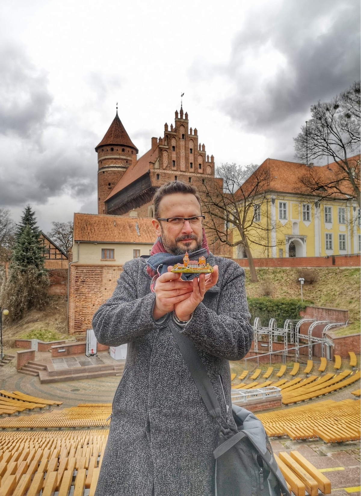 Paweł Chmurzyński z miniaturą olsztyńskiego zamku 