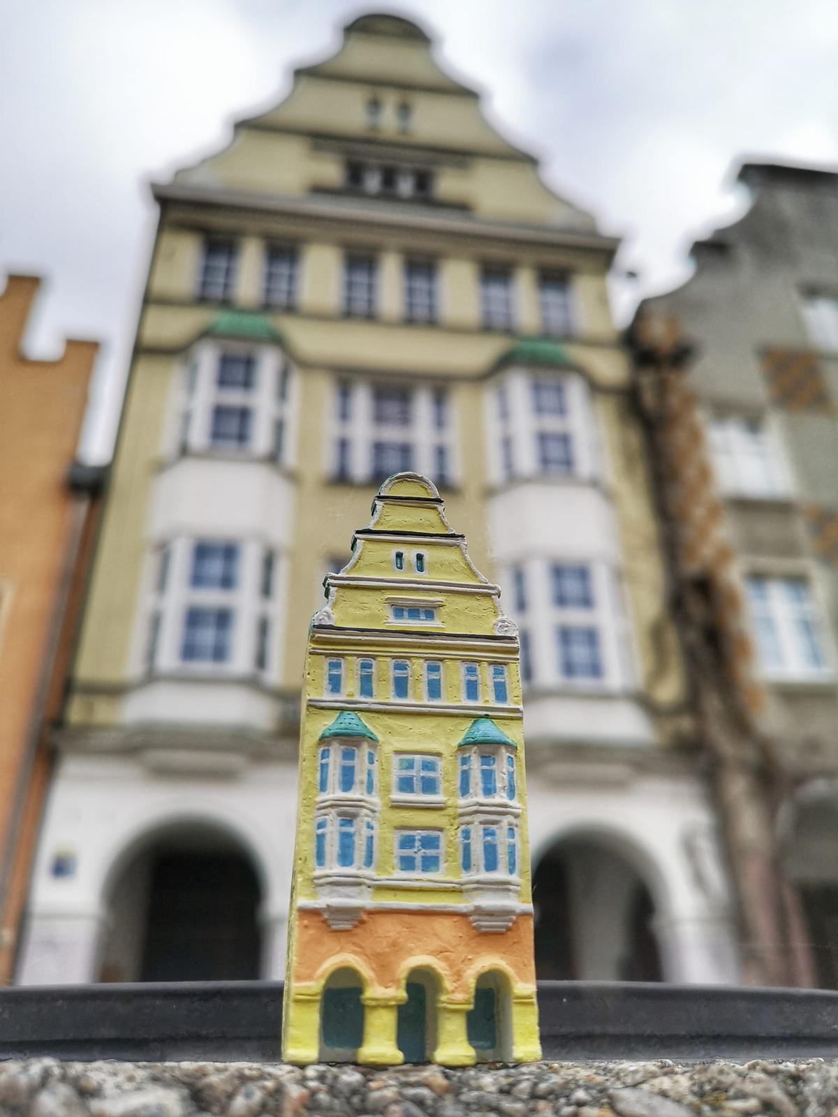 Żółta kamienica na olsztyńskiej starówce
