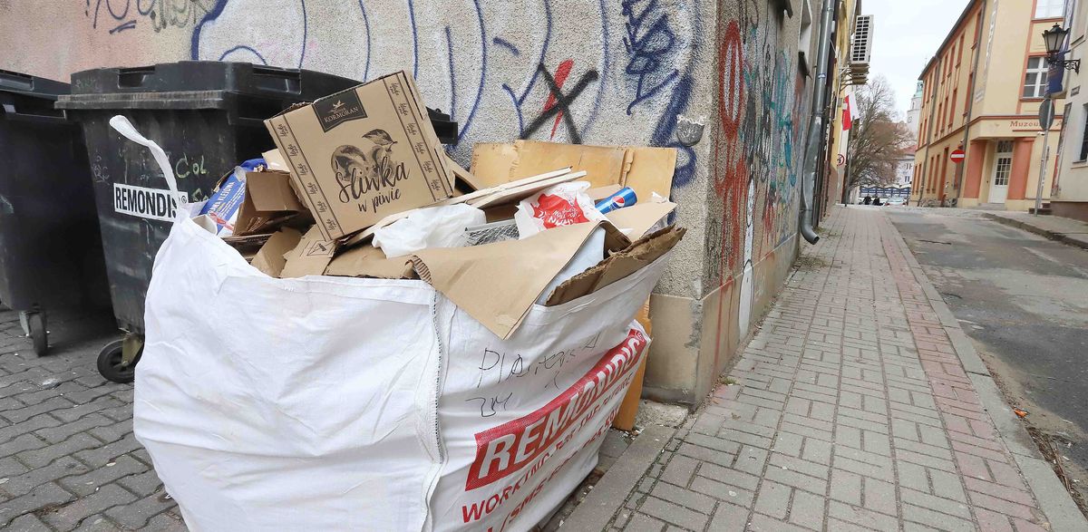 Śmieci na ul. Piastowskiej nie wyglądają zachęcająco