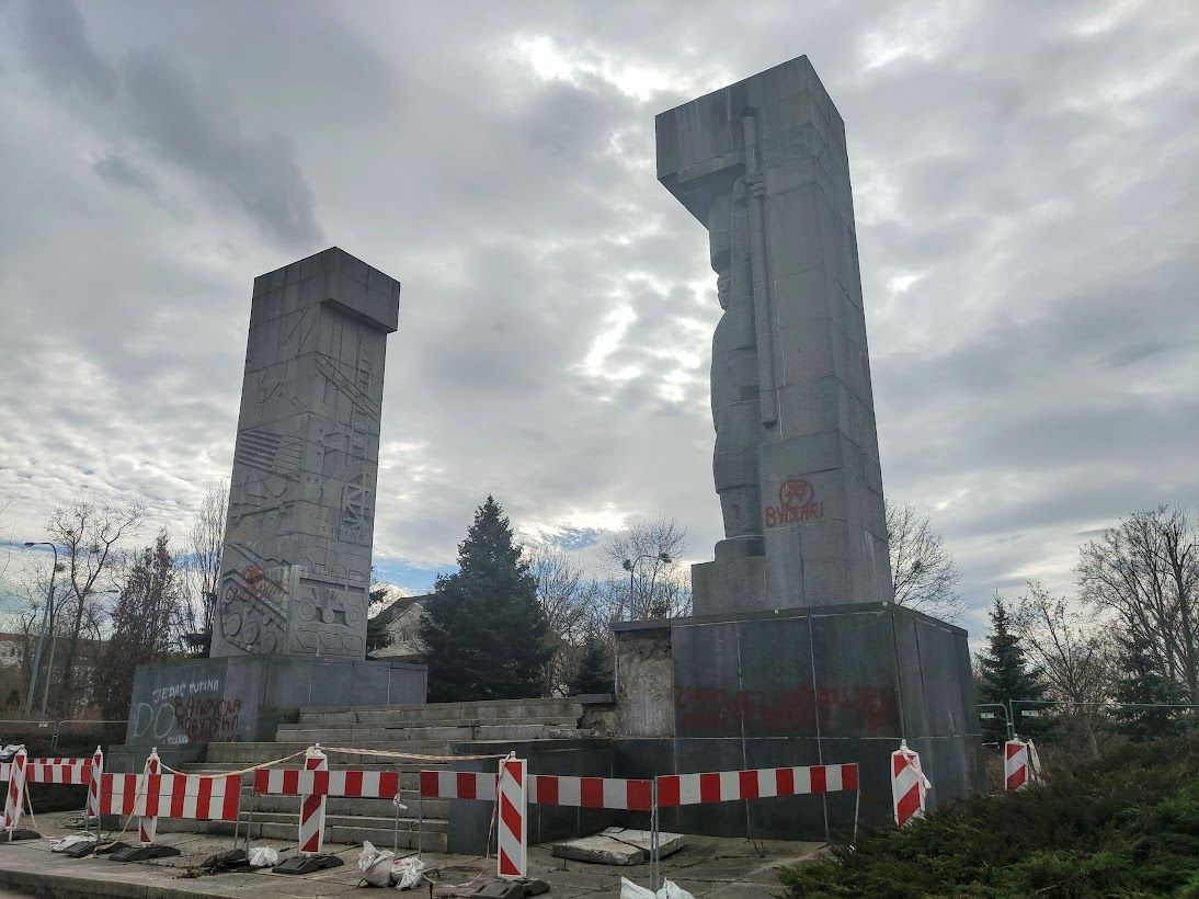 Pomnik Wdzięczności Armii Radzieckiej straszy w centrum Olsztyna.