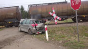 Zderzenie samochodu osobowego z pociągiem. Jedna osoba trafiła do szpitala