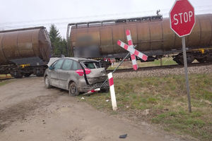 Zderzenie samochodu osobowego z pociągiem w gminie Biskupiec. Jedna osoba trafiła do szpitala