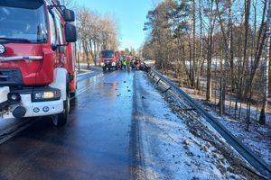 Wypadek na trasie Mrągowo - Piecki. Trwa akcja ratownicza zakleszczonego kierowcy. Droga jest całkowicie zablokowana