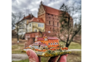 Paweł Chmurzyński tworzy miniatury zabytków. W Olsztynie też był i zmniejszył zamek 