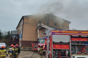 Pożar w Iławie! 35 uchodźców zostało ewakuowanych z budynku, trzy osoby trafiły do szpitala [zdjęcia]