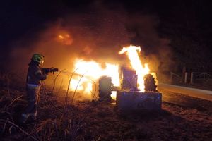 Gmina Lelkowo: Pożar ciągnika rolniczego w miejscowości Jachowo. Po traktorze został tylko wrak [ZDJĘCIA]
