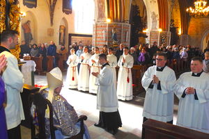  
Biskup udzieli posługi lektora i akolity klerykom WSD w Toruniu