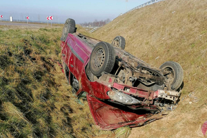 Wypadek na S7! Ucierpiała kierująca i dwójka jej dzieci, wszyscy trafili do szpitala [zdjęcia]