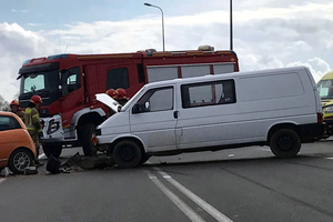 Wypadek na skrzyżowaniu ul. Padlewskiego z krajową "7". Dwie osoby trafiły do szpitala [zdjęcia]