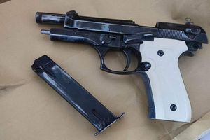 Elbląg: Przerobił pistolet hukowy na broń palną? 54-latek odpowie przed sądem, grozi mu nawet do 8 lat więzienia 